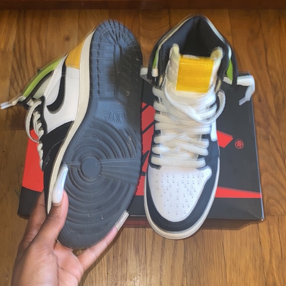 Jordan 1 Retro High OG - Picture 4 of 5